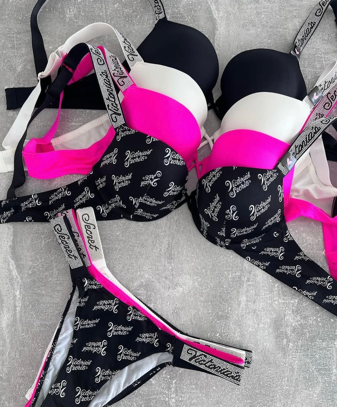 VS Criss Cross Bra Set(Alphabetsš”)